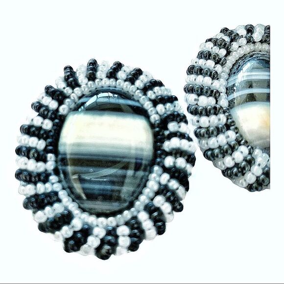 Vtg hand beaded black white banded agate earrings with glass bead border pierced - Picture 5 of 9